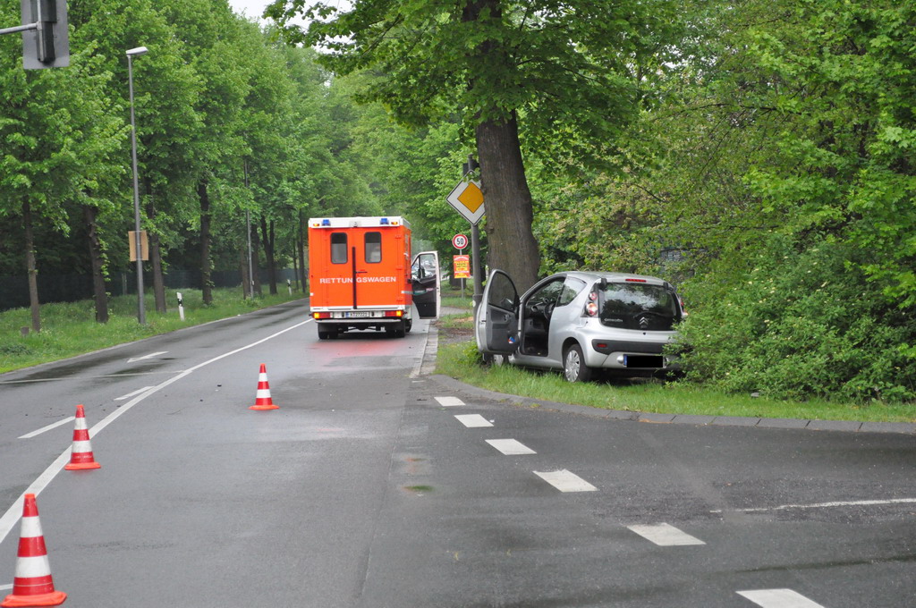 PKW gegen Baum Godorf Godorfer Hauptstr P01.JPG